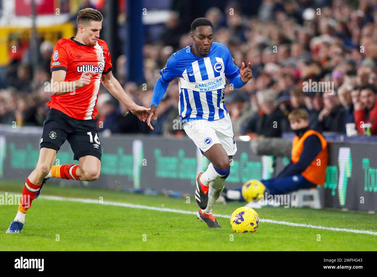 Brighton Hove Albion Stürmer Danny Welbeck (18) und Luton Town Defender Reece Burke (16) während des englischen Meisterschaftsspiels der Premier League zwischen Luton Town und Brighton und Hove Albion am 30. Januar 2024 in der Kenilworth Road in Luton, England Stockfoto