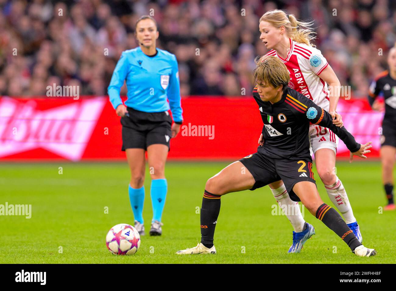 Nadine Noordam vom AFC Ajax kämpft am 30. Januar 2024 im Sportpark de Toekomst in Amsterdam-Duivendrecht um den Besitz mit Moeka Minami von AS Roma während des Fußballspiels der UEFA Women's Champions League, Gruppe C zwischen AFC Ajax und AS Roma Stockfoto