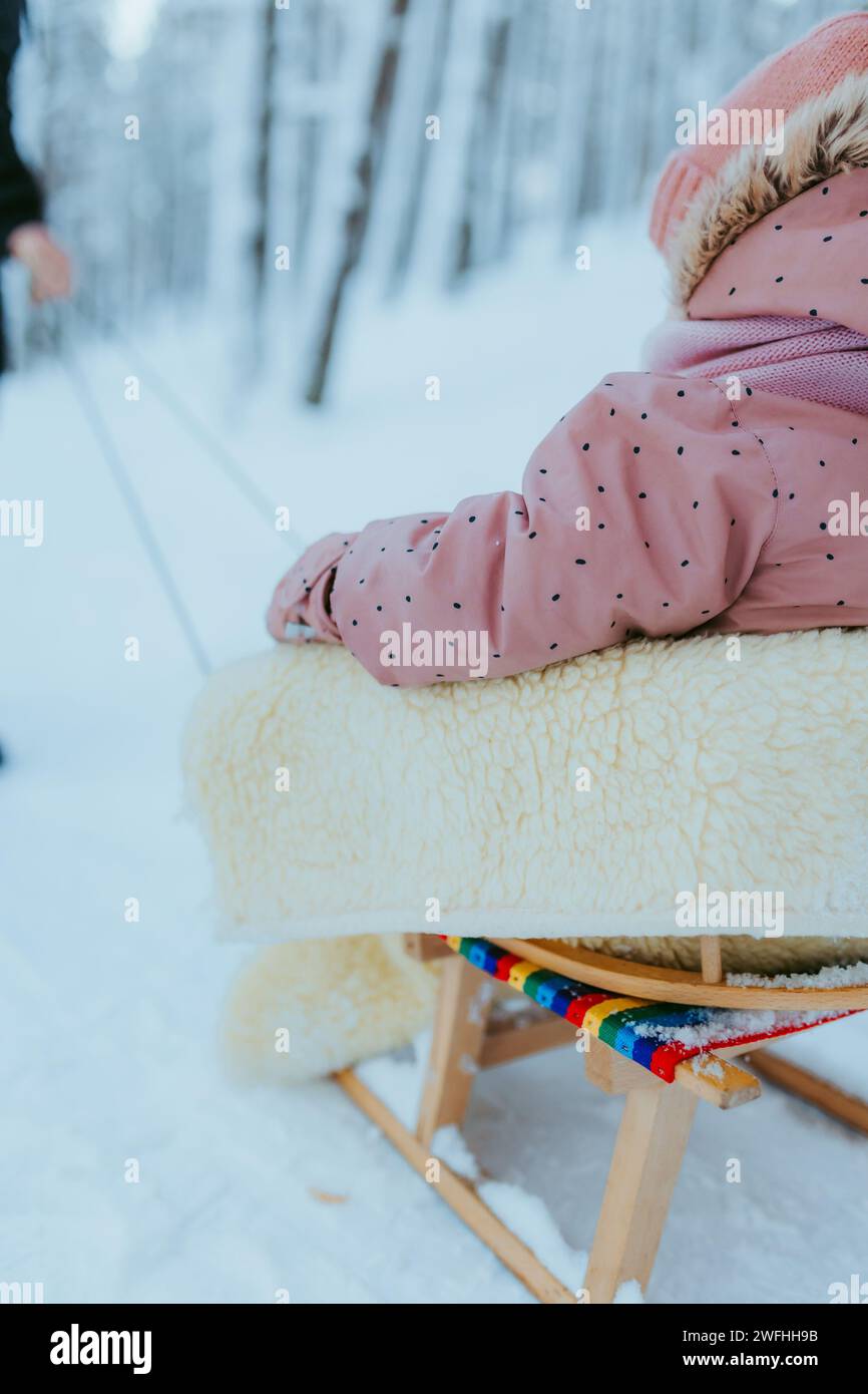 Ein Kind, das im Schnee rollt Stockfoto