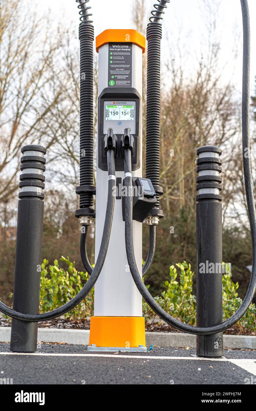 Kempower Schnellladestation auf einem Parkplatz in Sainsbury's Supermarkt, Großbritannien. Stockfoto