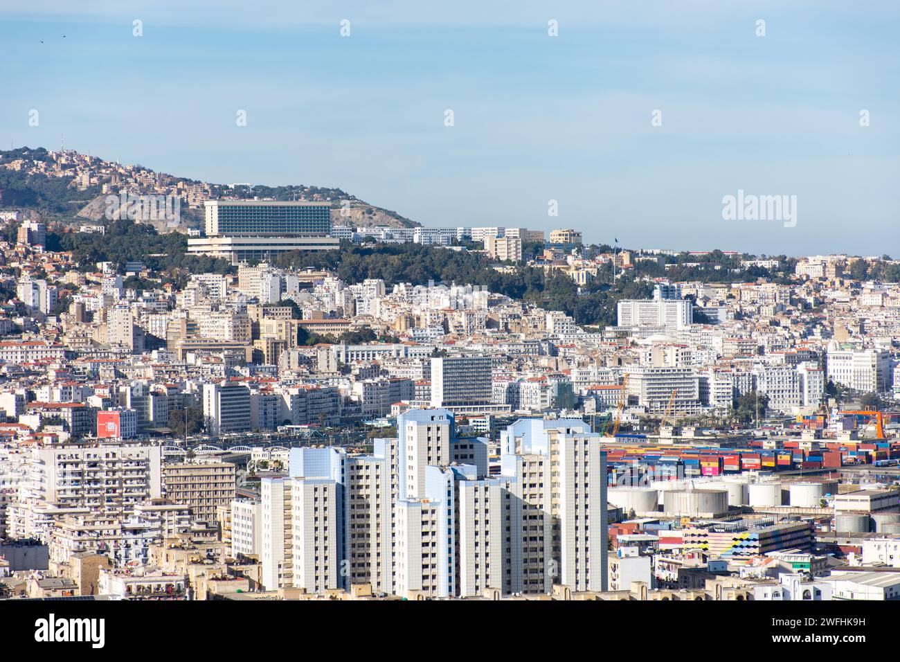 Hochwinkelblick auf das Aurassi Hotel auf der Spitze der Stadt Algier. Stockfoto