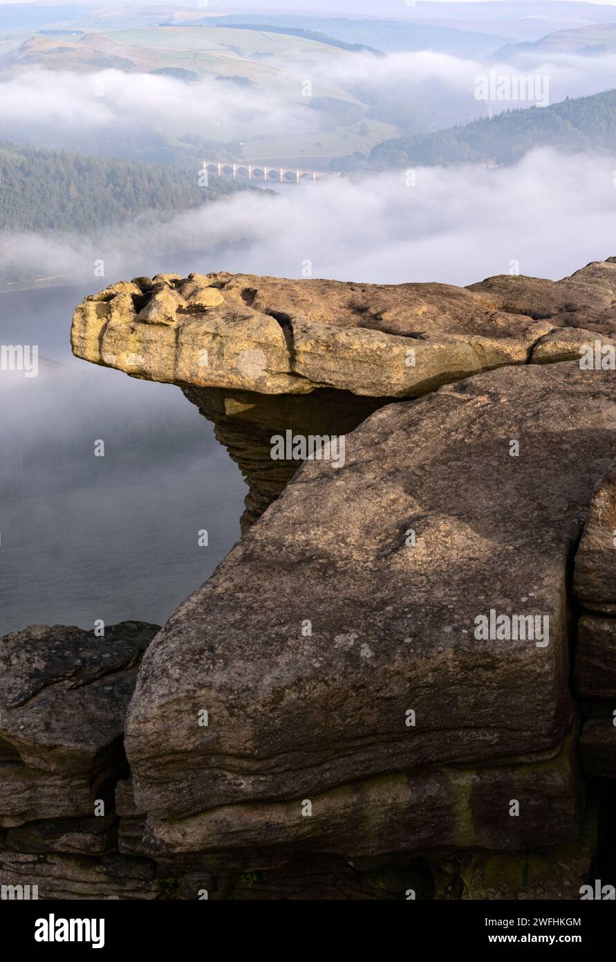 Ladybower Reservoir von Bamford Edge mit einer Nebelumkehr und Ashopton-Viadukt im Hintergrund, Derbyshire Peak District Stockfoto