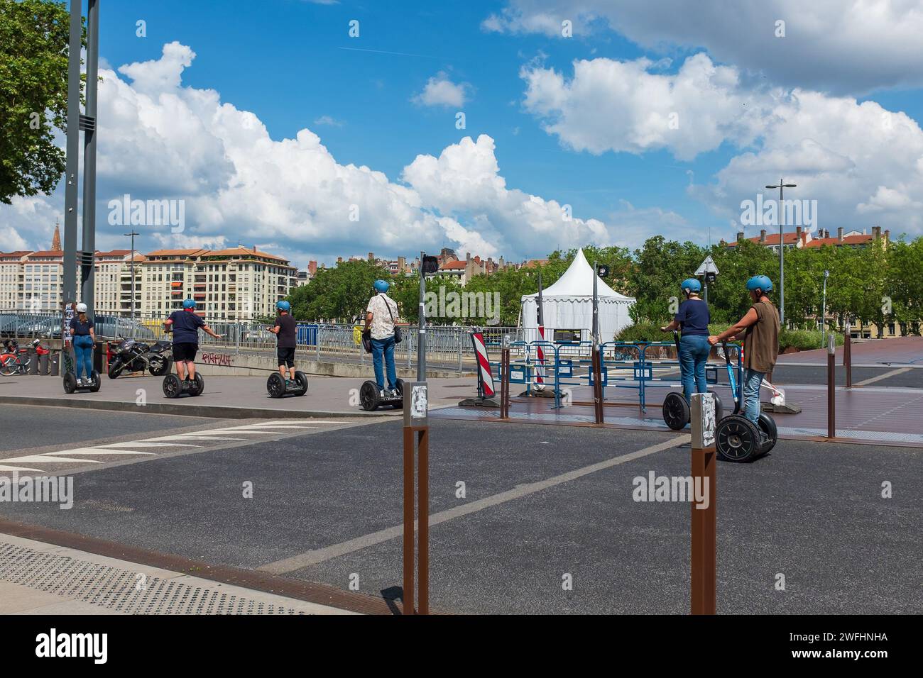Lyon, Frankreich, 2023. Quai Romain Rolland, Touristen besuchen das rechte Ufer des Saône auf Wo-Rad-persönlichen Transportern Stockfoto
