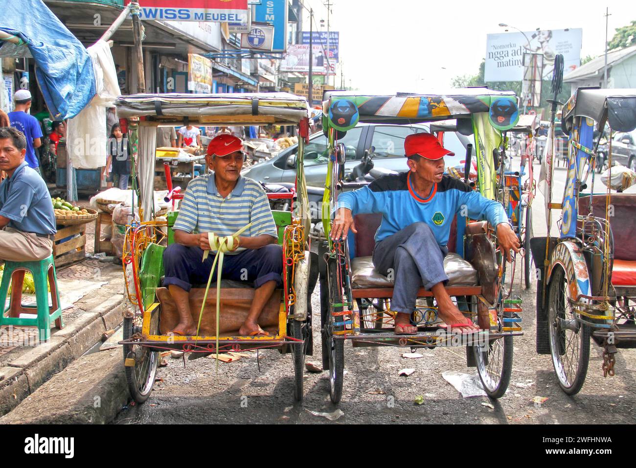 Becak- oder Pedicab-Fahrer in Bandung, West-Java, Indonesien. Stockfoto