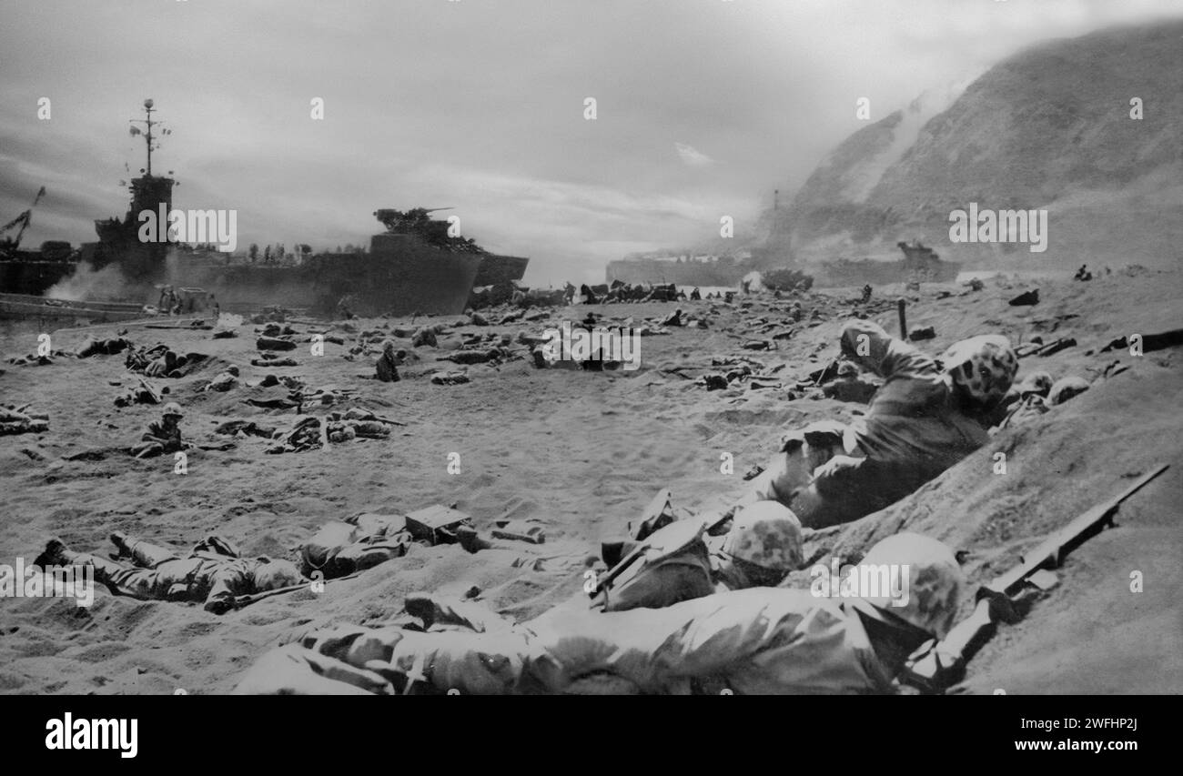 US-Marines bereiten sich auf den Vormarsch vom Strand auf Iwojima vor, im Ogasawara Archipel im Pazifischen Ozean. Die japanischen Besatzer verteidigten die Insel bis zum Tod, die meisten starben und nahmen 4.000 Marines mit. Die Invasion fand am 16. März 1945 im letzten Jahr des Zweiten Weltkriegs statt. Stockfoto