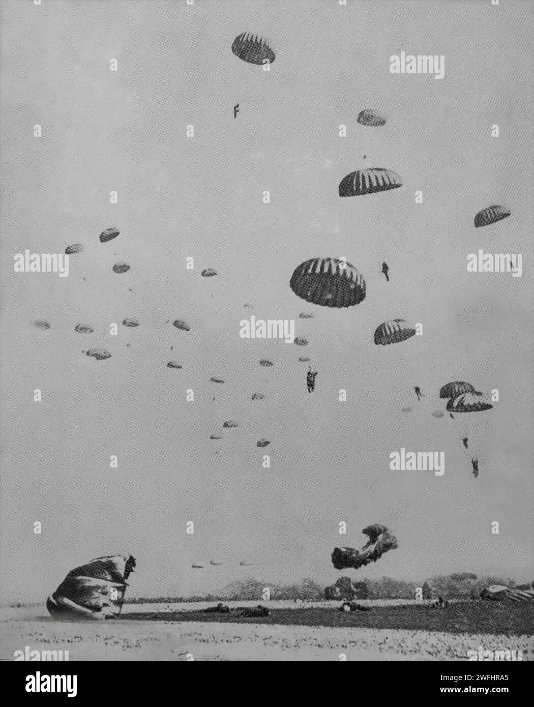 Im März 1945 stürzten alliierte Fallschirmjäger und Segeltrupps in den letzten Tagen des Zweiten Weltkriegs in Europa hinter feindliche Linien östlich des Rheins ab. Stockfoto