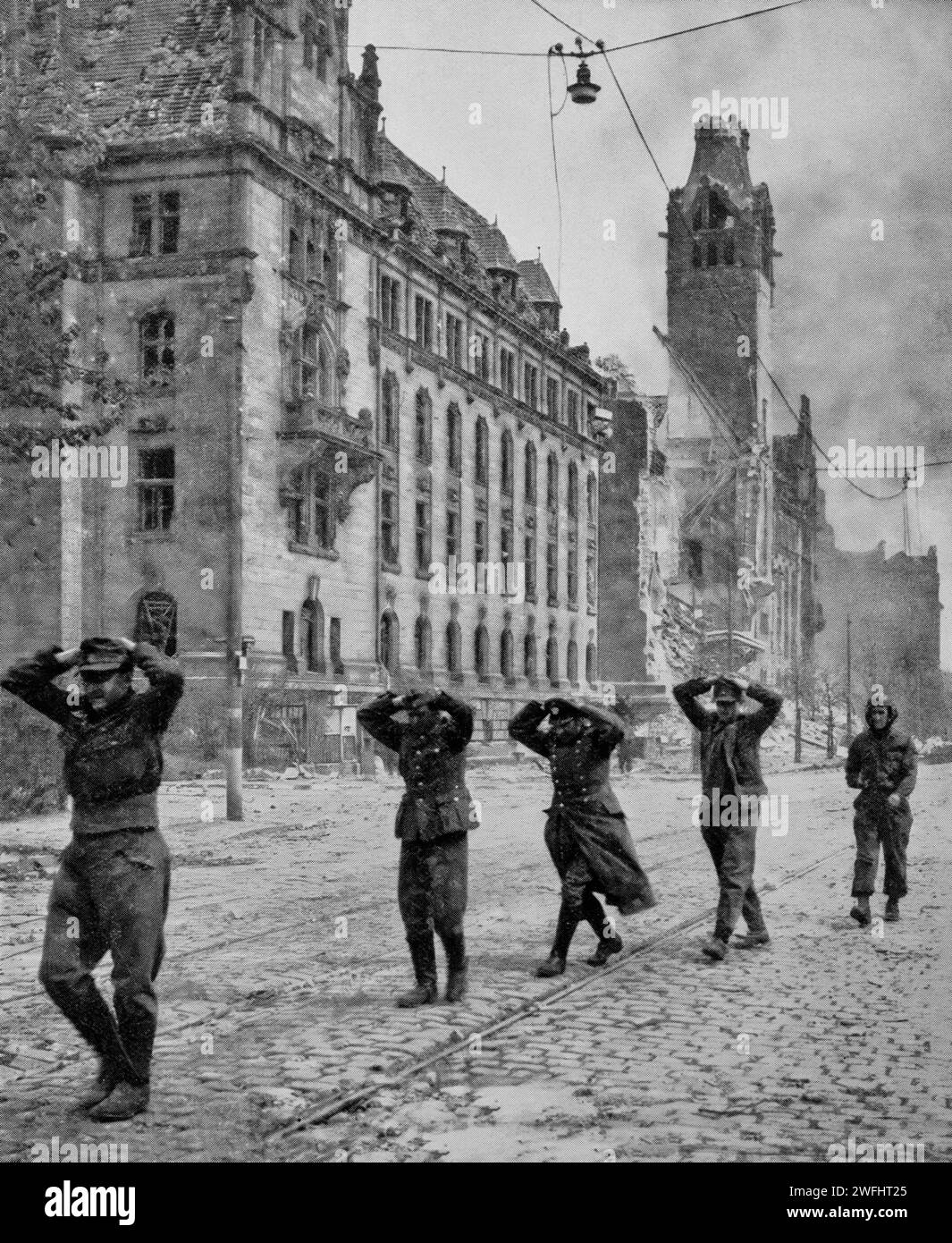 Deutsche Gefangene wurden am 10. April 1945, während der letzten Tage des Zweiten Weltkriegs, durch die 9. US-Armee die deutsche Stadt Hannover besetzt. Stockfoto