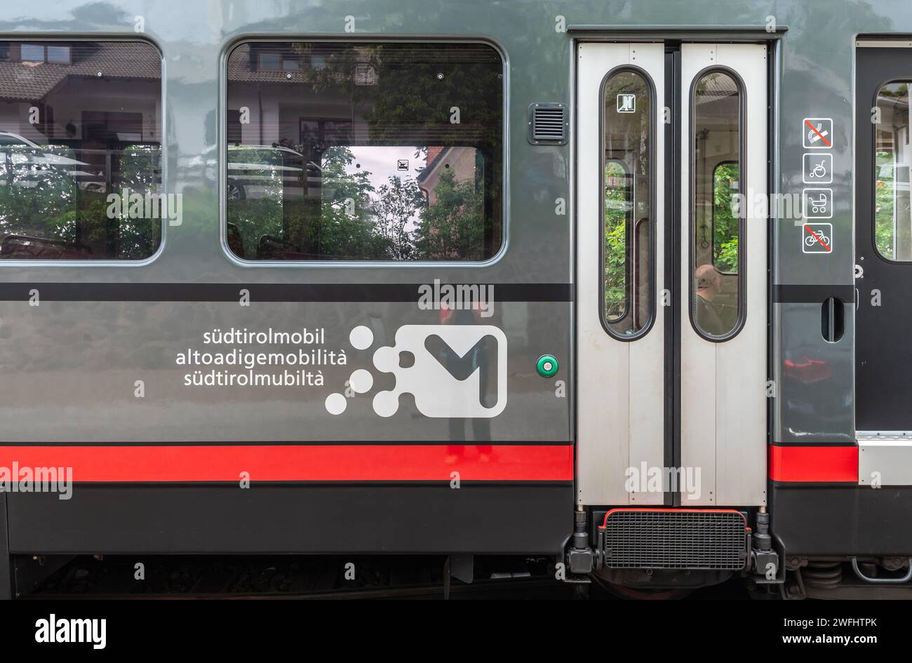 Zug des Verkehrssystems Südtirol. Provinz Bozen, Trentino Südtirol, Norditalien, 13. Juni 2023 Stockfoto