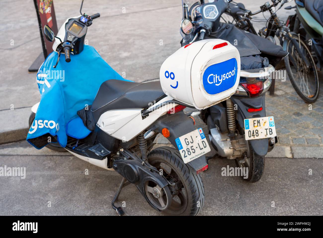 Cityscoot Electric Moped in einer Straße in Paris, Frankreich. Cityscoot ist ein Unternehmen, das in Paris, Mailand und Turin gemeinsame elektrische Mopeds anbietet. Stockfoto