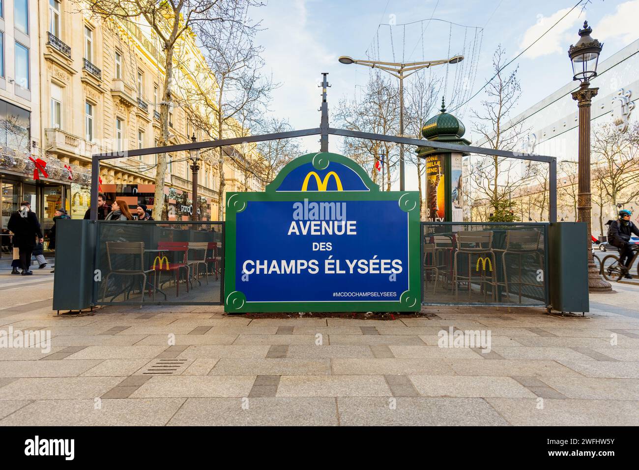 McDonald's Filiale mit Patio an der Avenue des Champs Elysées in Paris Frankreich Stockfoto