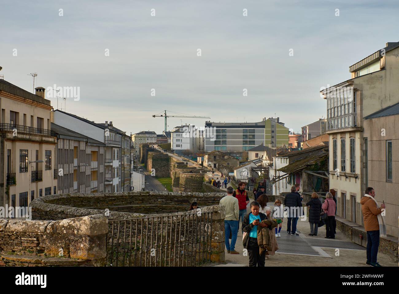 LUGO, SPANIEN; 27. Januar 2024: Römische Mauer von Lugo neben den Häusern der Stadt. Galicien. Stockfoto
