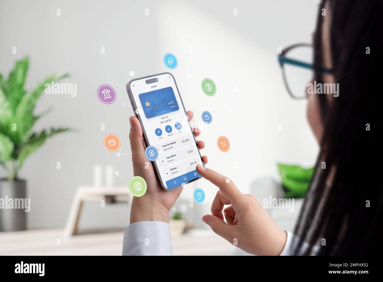 Frau hält ein Smartphone mit einer Fintech-App, umgeben von Konzeptballons mit Fintech-Service-Ikonen. Dynamische Grafik verkörpert moderne Finanzprodukte Stockfoto