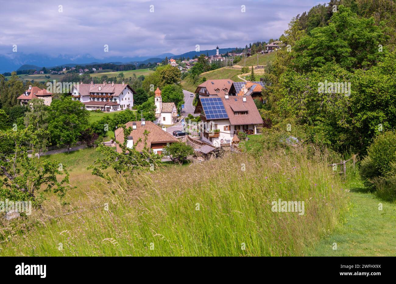Blick auf Costalovara: Ein kleines Dorf der Gemeinde Collalbo, Provinz Bozen, Südtirol, Norditalien, Europa, Juni 2023 Stockfoto