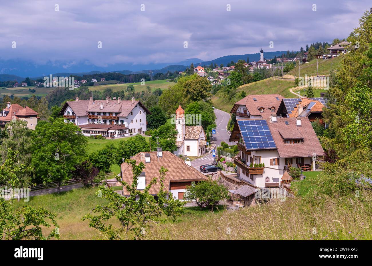 Blick auf Costalovara: Ein kleines Dorf der Gemeinde Collalbo, Provinz Bozen, Südtirol, Norditalien, Europa, Juni 2023 Stockfoto