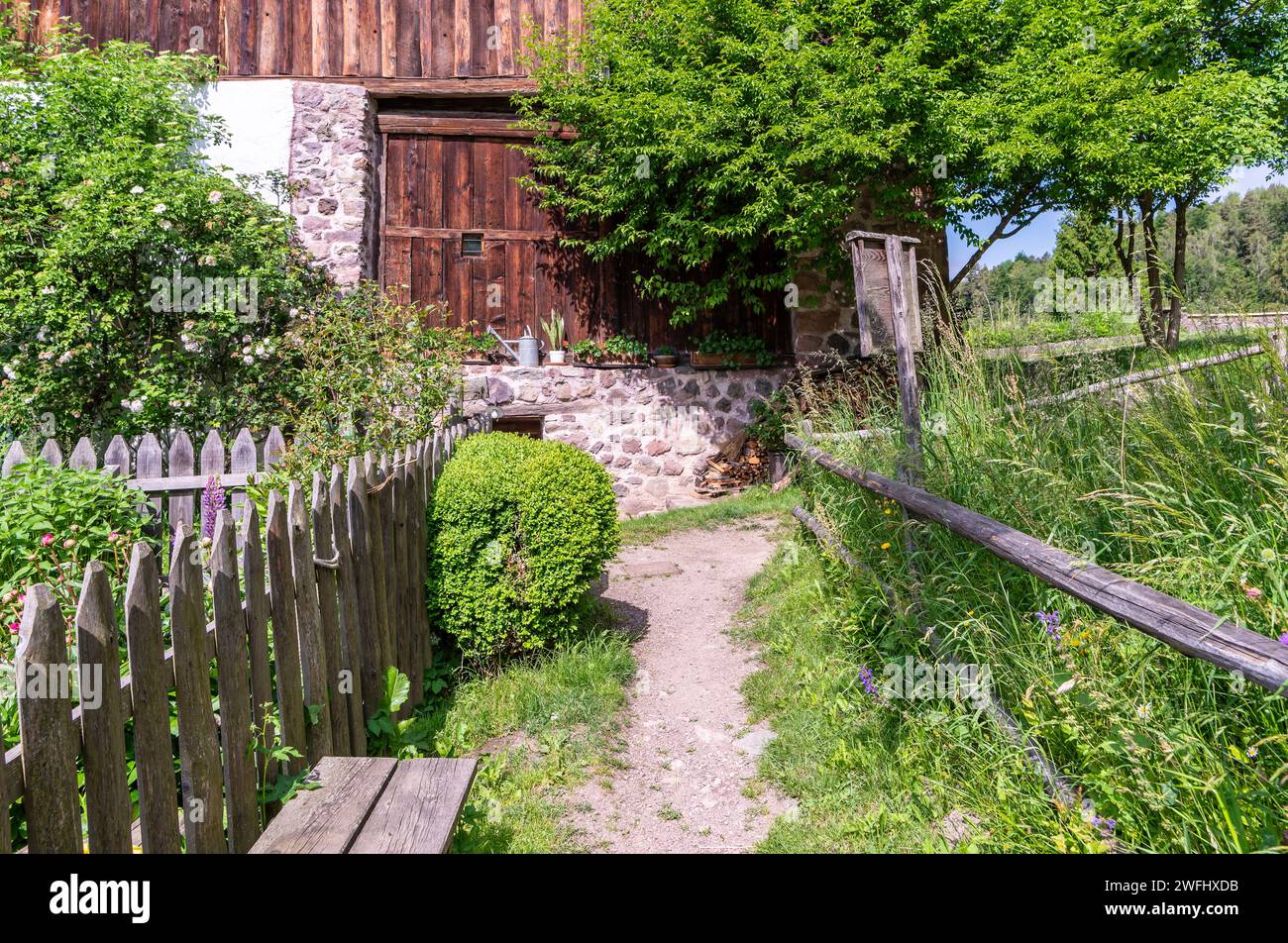 Der alte Maso Plattner (typisch Tiroler Bauernhof), Standort des Bienenmuseums, Costalovara, Gemeinde Ritten, Südtirol. Trentino Südtirol, Norden Stockfoto