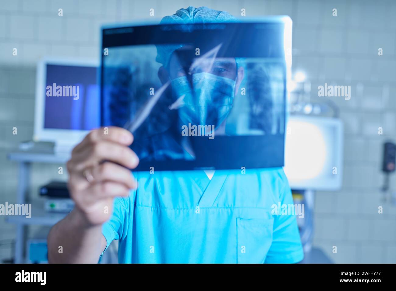 Arzt hält das Röntgenergebnis aus nächster Nähe, Ultraschallgerät, selektiver Fokus Stockfoto