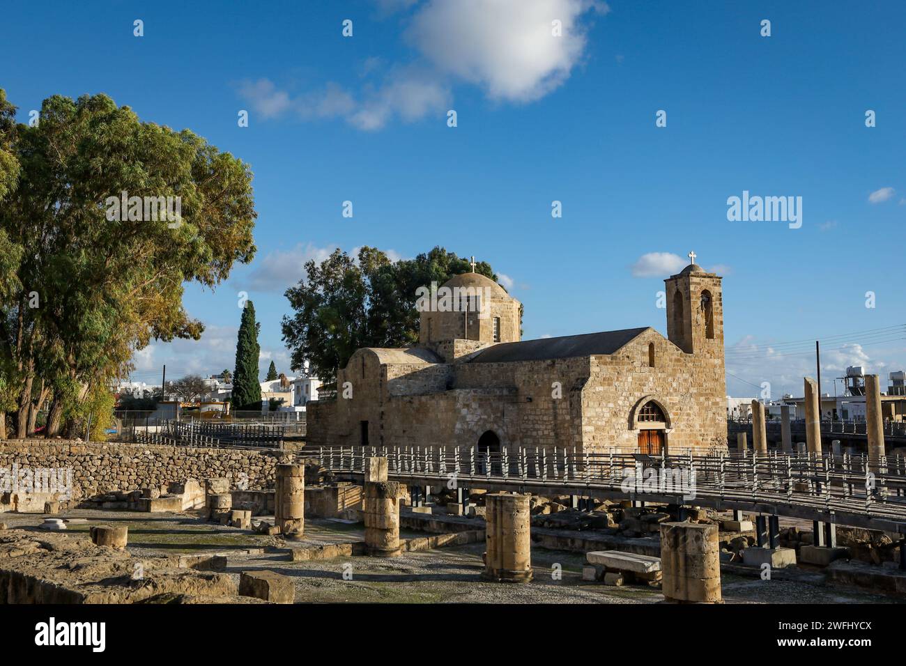 Paphos, Zypern - 23. Dezember 2023: Agia Kyriaki historische katholische Kirche aus dem Jahr 1500 n. Chr. und Ruinen der Chrysopolitissa Basilika aus dem 4. Jahrhundert n. Chr. Stockfoto