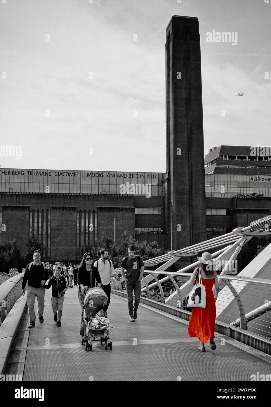 Lady in Red - auf meinem Weg nach Tate Modern bemerkte ich diese Dame in einem roten Kleid, die sich bemerkte. Stockfoto