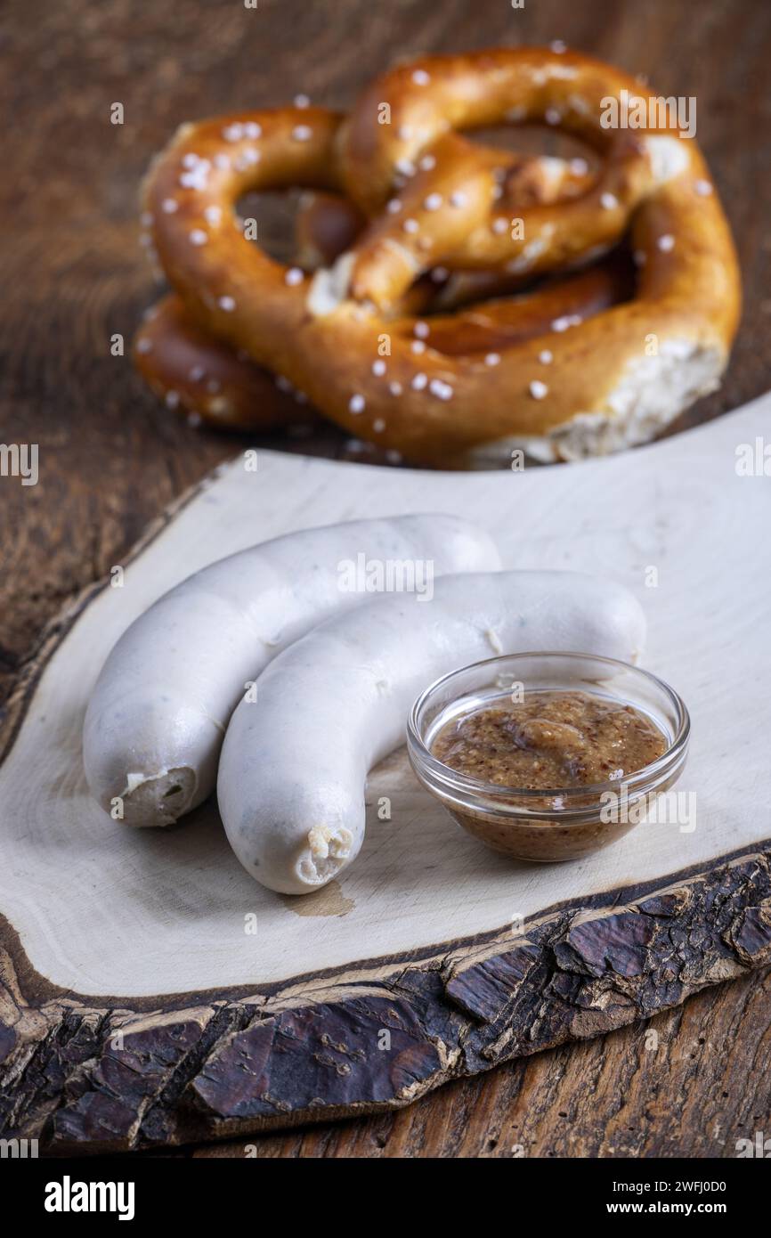 Bayerische Weißwürste Auf Holz Stockfoto