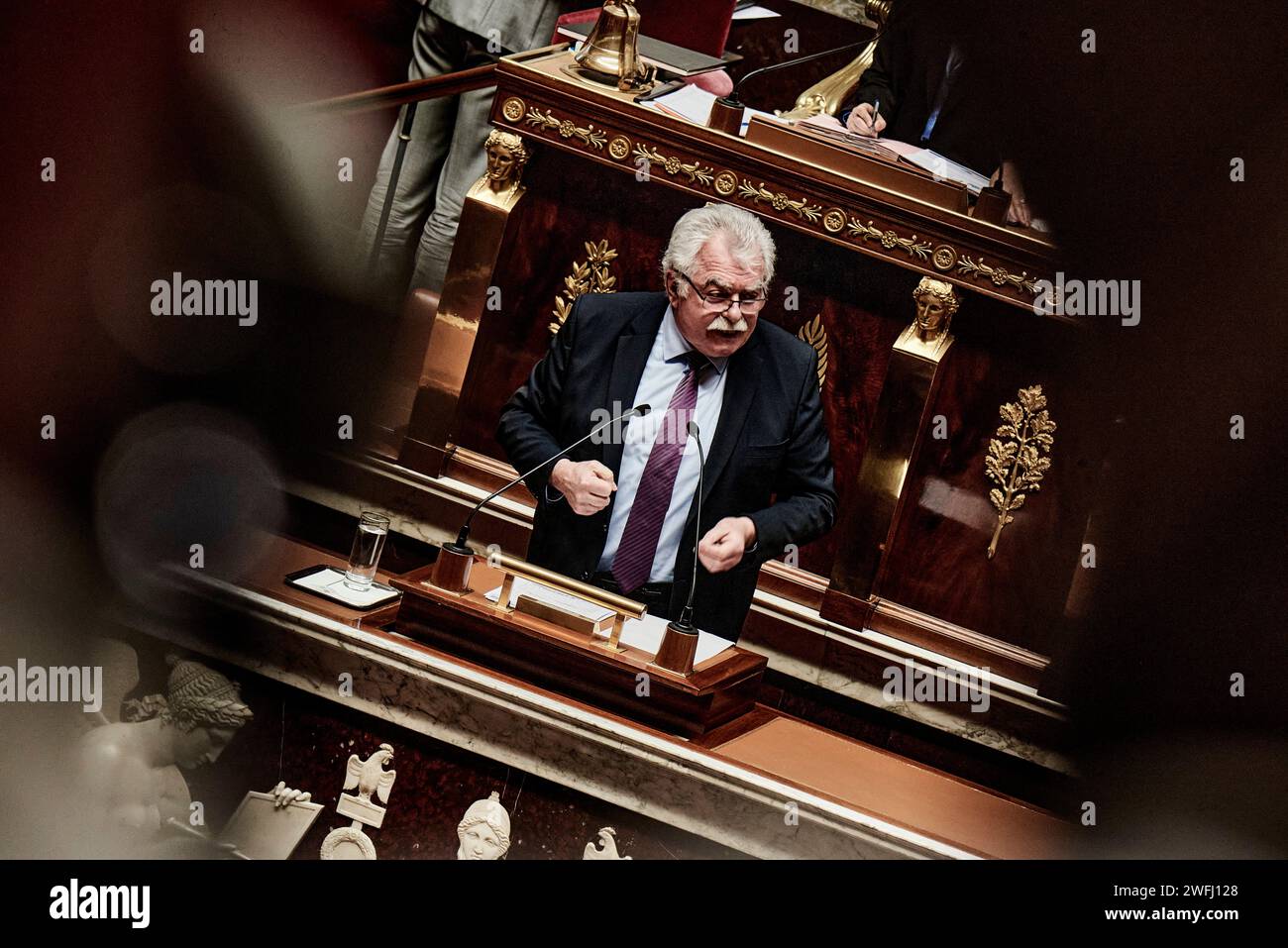 Paris, Frankreich. 30. Januar 2024. Antonin Burat/Le Pictorium - Rede von Premierminister Gabriel Attal der allgemeinen Politik vor der französischen Nationalversammlung - 30/01/2024 - Frankreich/Ile-de-France (Region)/Paris - Präsident der Parlamentsfraktion "Gauche democrate et republicaine", Andre Chassaigne, nach der Rede von Premierminister Gabriel Attal in der französischen Nationalversammlung, am 30. Januar 2024. Quelle: LE PICTORIUM/Alamy Live News Stockfoto