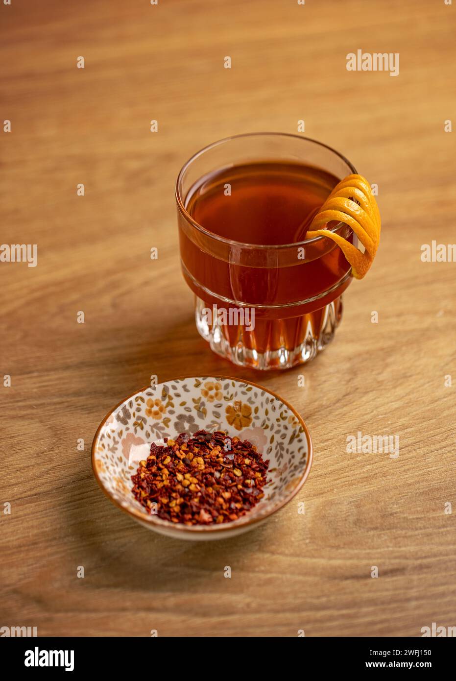 Konzept von köstlichem Heißgetränk, Früchtetee in Glasbecher Stockfoto