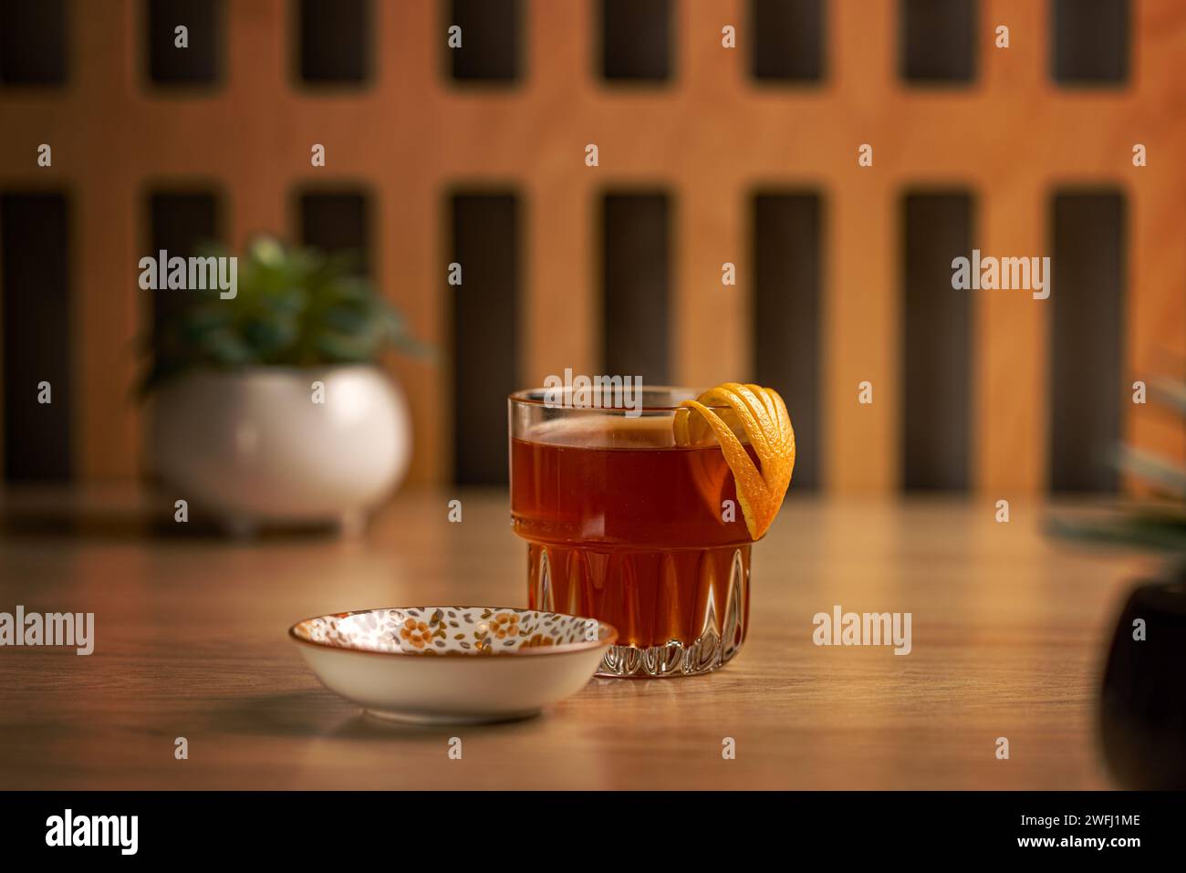 Eine Tasse heißer Tee mit Dampf, dekoriert mit Orangenschalen Stockfoto