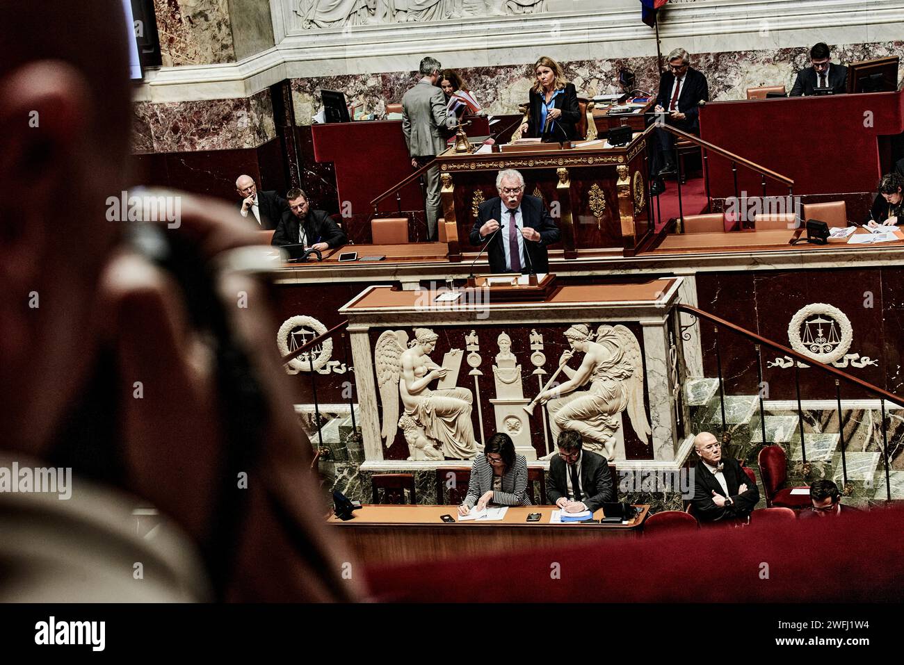 © Antonin Burat/Le Pictorium/MAXPPP - Paris 30/01/2024 Antonin Burat/Le Pictorium - 30/01/2024 - France/Ile-de-France/Paris - Le President du groupe parlementaire 'Gauche democrate et republicaine' Andre Chassaigne prend la Parole, apres le discours de politique generale du Premier Minister Gabriel Attal a l'Assemblee, le 30 janvier nationale 2024. - Valeurs ACtuelles out, no jdd, jdd out, RUSSIA OUT, NO RUSSIA OUT, NO RUSSIA #norussia/30/01/2024 - France/Ile-de-France (Region)/Paris - Präsident der Fraktion "Gauche democrate et republicaine", Andre Chassaigne, spricht nach Prim Stockfoto