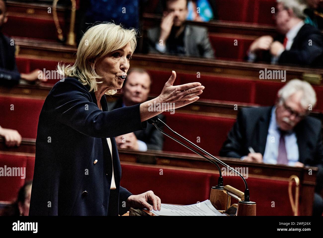 © Antonin Burat/Le Pictorium/MAXPPP - Paris 30/01/2024 Antonin Burat/Le Pictorium - 30/01/2024 - France/Ile-de-France/Paris - La presidente du groupe parlementaire "Rassemblement National" Marine Le Pen prend la parole, apres le discours de politique generale du Premier Ministry Gabriel Attal a l'Assemblee nationale, le 30 janvier 2024. - Valeurs ACtuelles out, no jdd, jdd out, RUSSIA OUT, NO RUSSIA OUT, NO RUSSIA #norussia/30/01/2024 - France/Ile-de-France (Region)/Paris - Präsident der parlamentarischen Fraktion "Rassemblement National" Marine Le Pen spricht nach Premierminister Gabriel Attal" Stockfoto