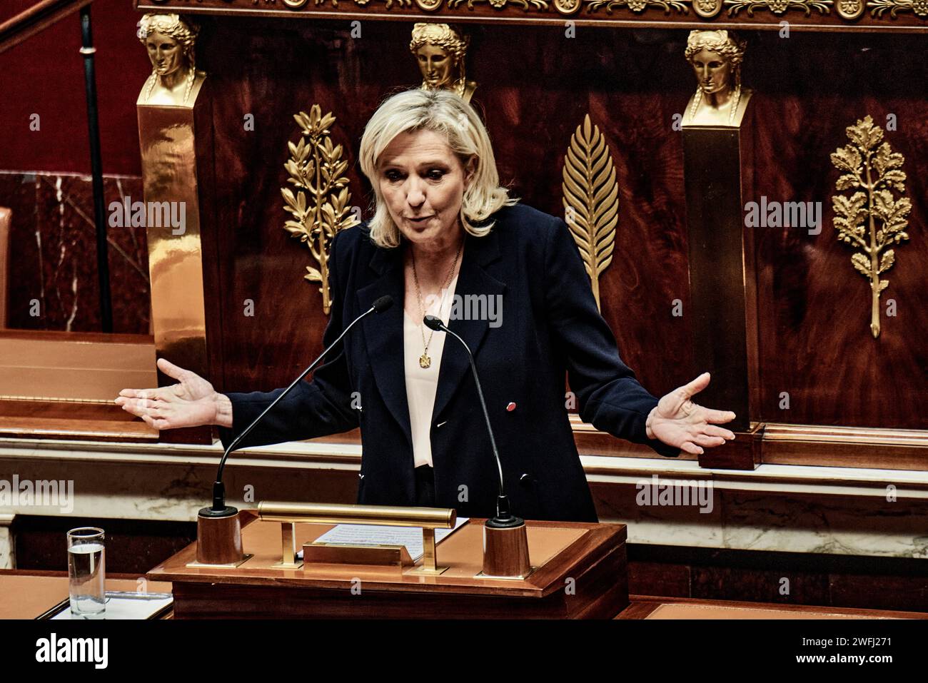 © Antonin Burat/Le Pictorium/MAXPPP - Paris 30/01/2024 Antonin Burat/Le Pictorium - 30/01/2024 - France/Ile-de-France/Paris - La presidente du groupe parlementaire "Rassemblement National" Marine Le Pen prend la parole, apres le discours de politique generale du Premier Ministry Gabriel Attal a l'Assemblee nationale, le 30 janvier 2024. - Valeurs ACtuelles out, no jdd, jdd out, RUSSIA OUT, NO RUSSIA OUT, NO RUSSIA #norussia/30/01/2024 - France/Ile-de-France (Region)/Paris - Präsident der parlamentarischen Fraktion "Rassemblement National" Marine Le Pen spricht nach Premierminister Gabriel Attal" Stockfoto