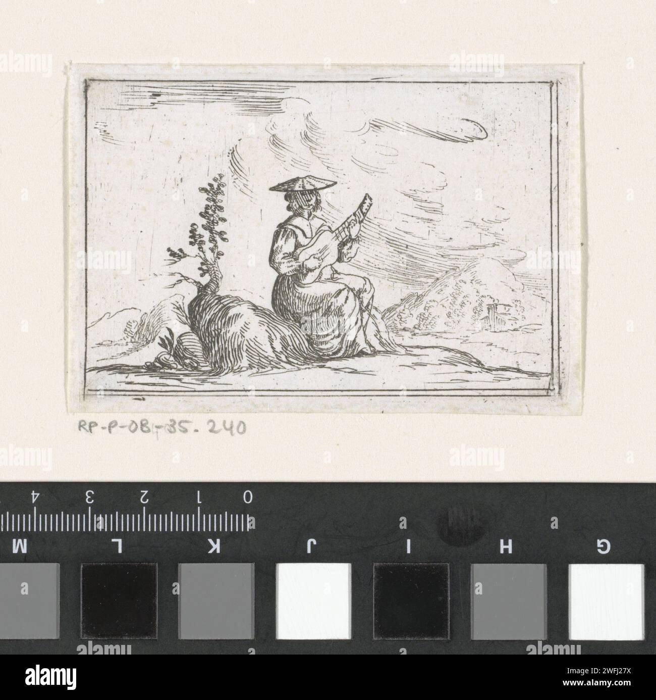 Sitzende Gitarre spielende Frau in einer Landschaft, anonym, 1620 - 1664 Druck (möglicherweise) Papierätzmusiker - CC - draußen. Cithern, Mandoline, Gitarre, Balalaika Stockfoto