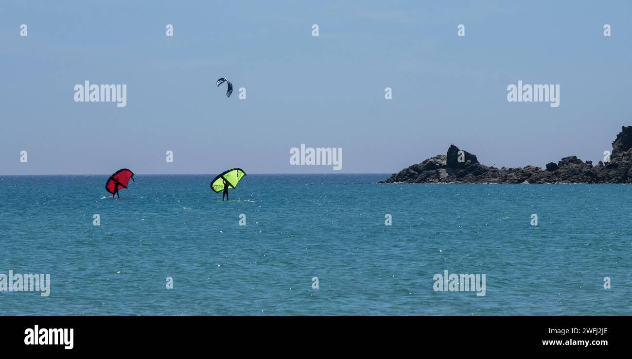 Parasailing vor der Küste von Chia Beach, Domus de Maria, Süd-Sardinien, Italien Stockfoto