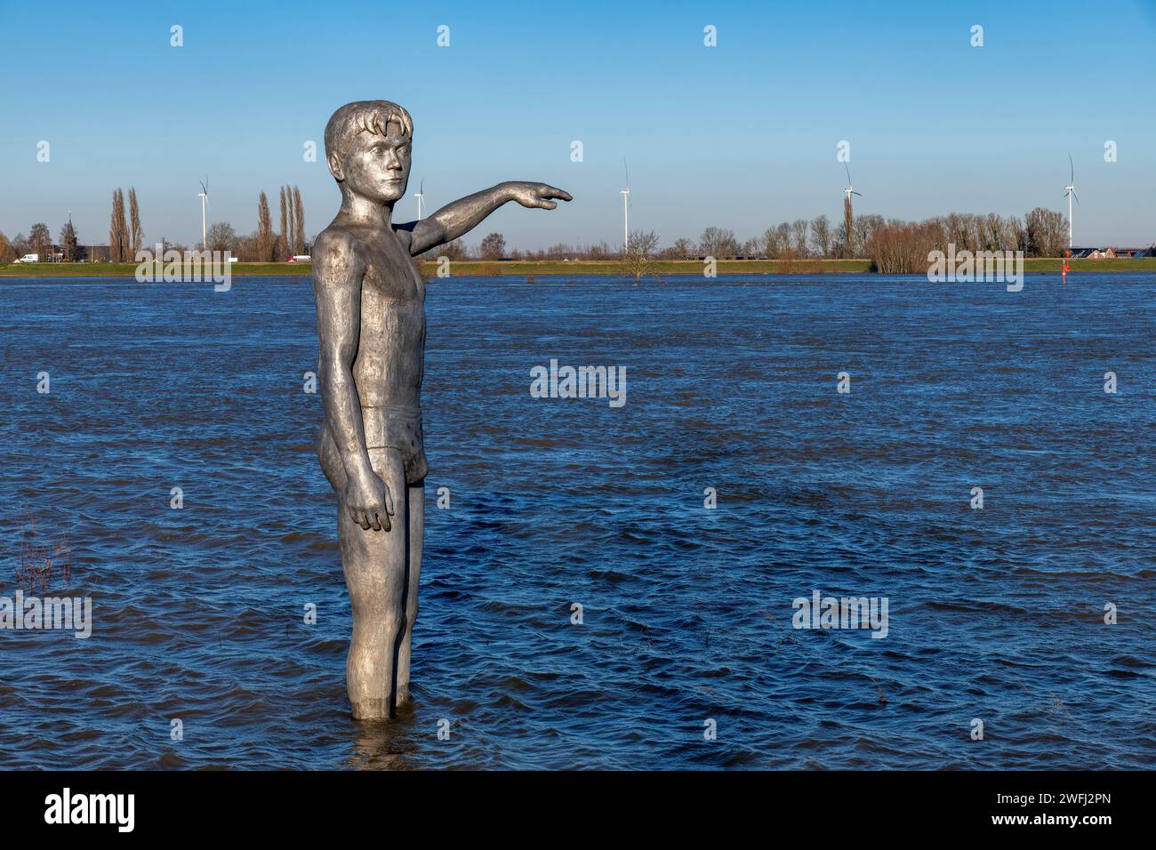 Zaltbommel, Niederlande – 9. Januar 2024; Skulptur und Wasserstatue des Jungen in Badehosen, um die Höhe des Flusses Wasser von Waal zu zeigen Stockfoto