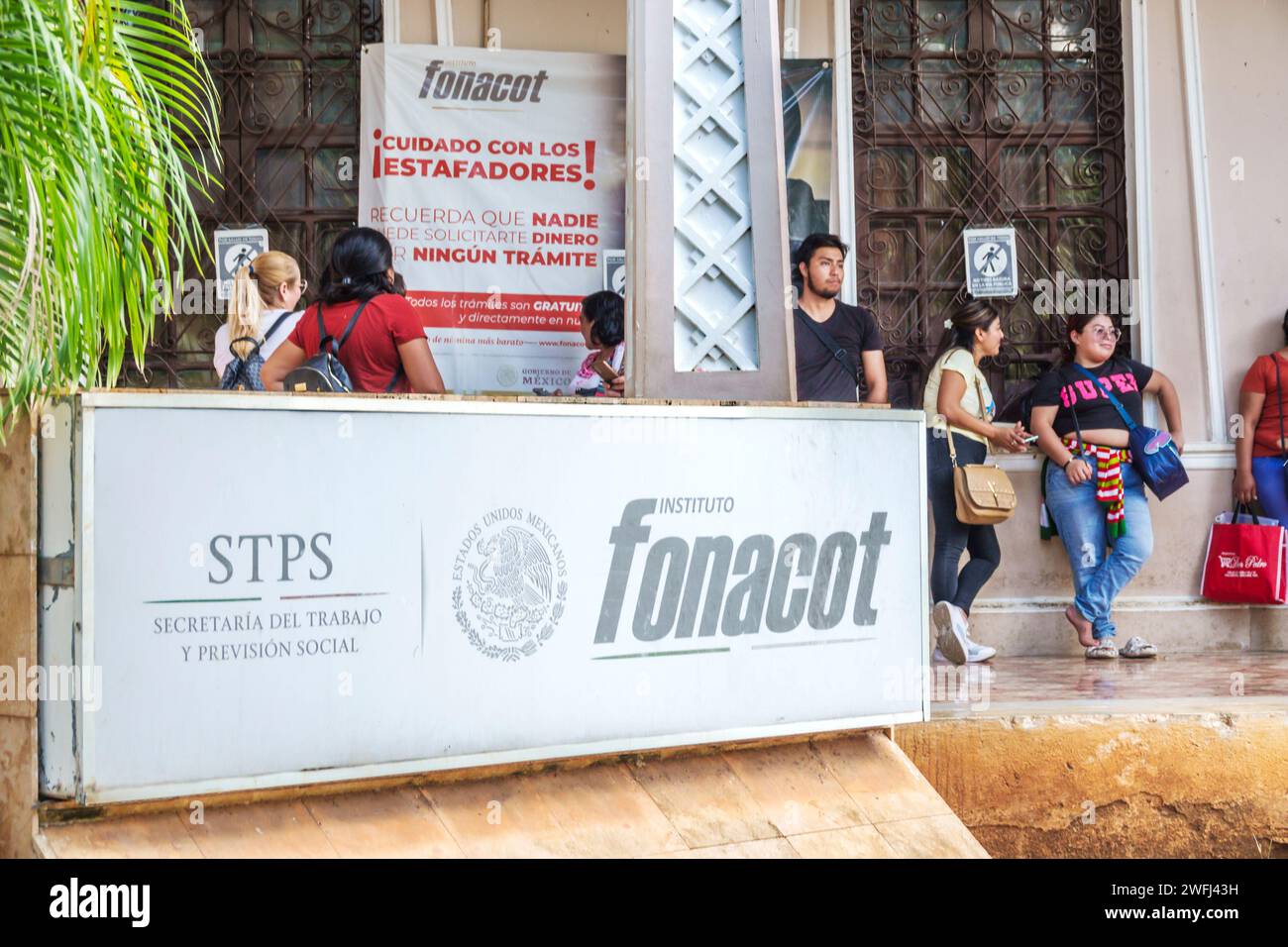 Merida Mexico, Zona Paseo Montejo Centro, Institut für den Nationalen Fonds für Mitarbeiterkonsum FONACOT, staatliche Verbraucherkreditagentur, Warteschlange Stockfoto