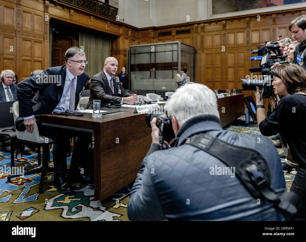 DEN HAAG - Gennady Kuzmin (L, Botschafter-at-Large, Ministerium für auswärtige Angelegenheiten Russlands) vor dem Internationalen Gerichtshof vor dem Urteil in einer Klage der Ukraine gegen Russland im Jahr 2017, einschließlich wegen des Abbruchs eines Fluges MH17. ANP REMKO DE WAAL niederlande raus - belgien raus Stockfoto