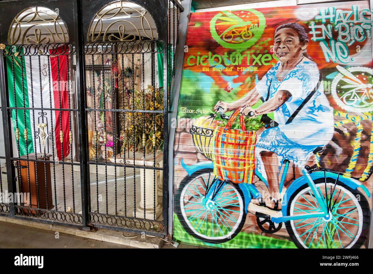 Merida Mexico, Zona Paseo Montejo Centro, Cicloturixes Maya-Wandgemälde, die Radfahren fördern, hängende Flagge, mexikanische Hispanic lateinamerikanisch, Spanisch sprechend Stockfoto