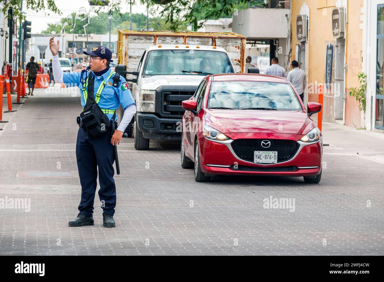 Merida Mexico, Zona Paseo Montejo Centro, Polizeibeamter, der den Verkehrskontrollbeamten leitet, Mann Männer männlich, Erwachsene Erwachsene, Bewohner, Mitarbeiter Stockfoto