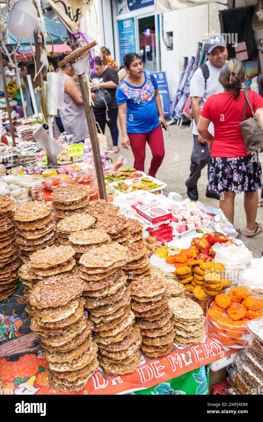 Merida Mexico, Centro Historico Central Historico Central Historico, Calle 56A, Einkaufsviertel, Lucas de Galvez Market mercado, Ausstellungsverkauf Palanqueta de cacahua Stockfoto