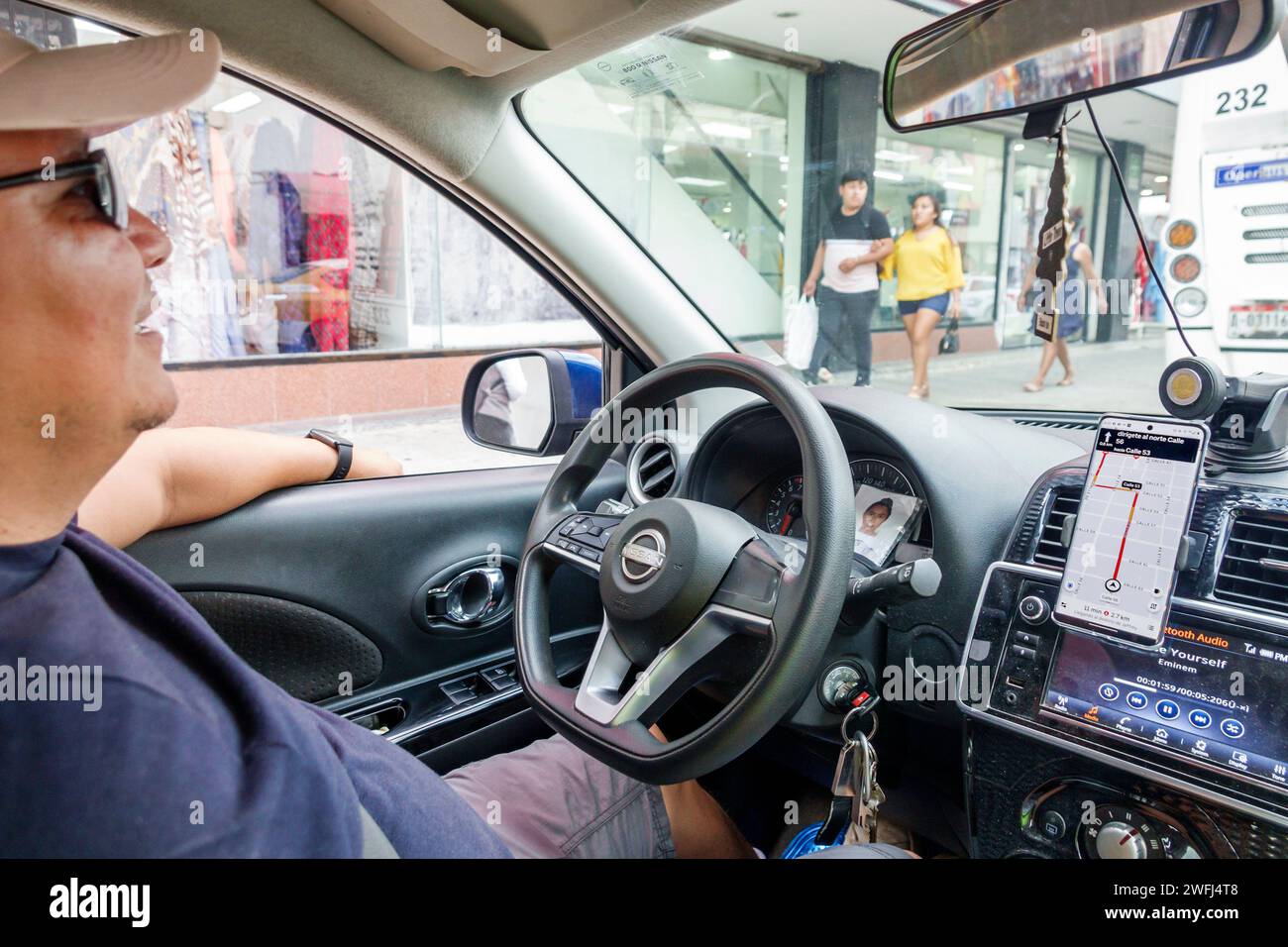 Merida Mexico, Centro Historico Central Historico Central Historico, Mann Männer männlich, Erwachsene Erwachsene, Bewohner, Uber Fahrer, im Innenraum Auto, mit ap Stockfoto