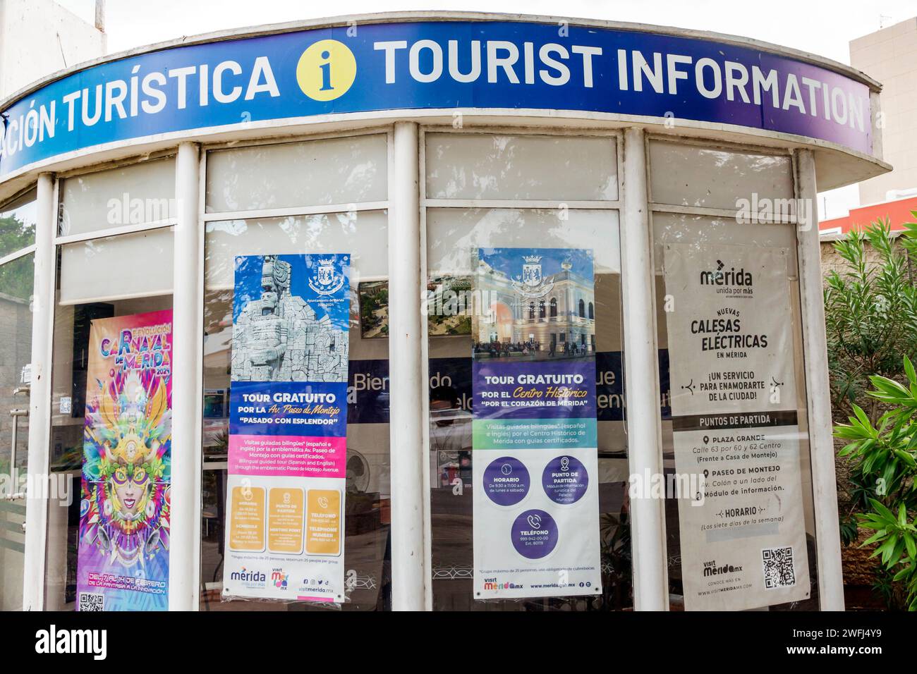 Merida Mexico, Zona Paseo Montejo Centro, Kiosk des Touristeninformationszentrums, Schilder Banner, zwei 2 Sprachen mehrsprachig, Englisch, Stockfoto