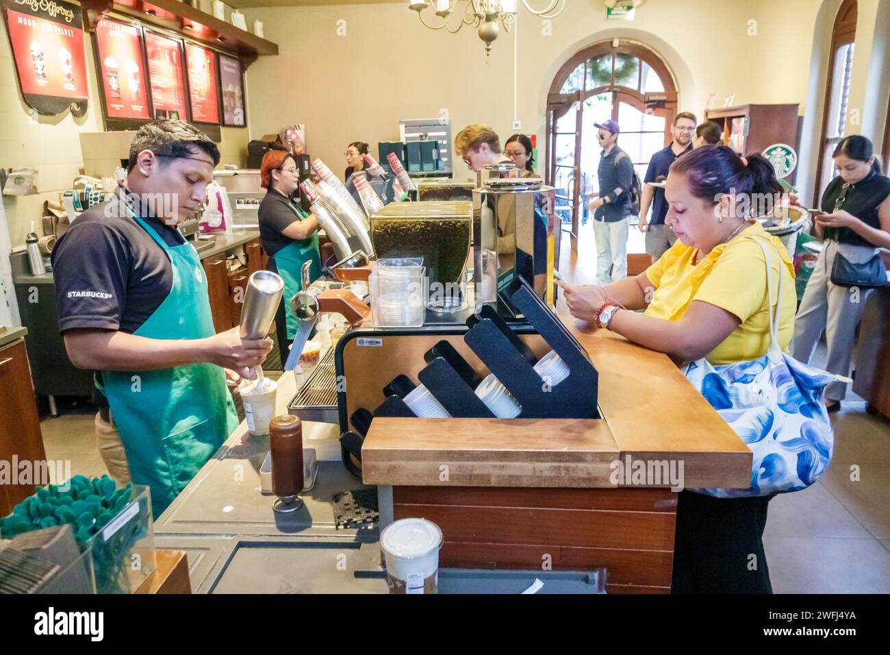 Merida Mexico, Zona Paseo Montejo Centro, Starbucks Café, Innenbereich, Mitarbeiter Baristas, Mann Männer männlich, Frau Frauen weiblich, Stockfoto