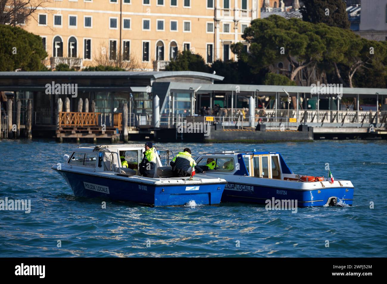 Venedig, Veneto, Italien - 28. Januar 2024: Venezianische Polizeiboote auf dem Karneval von Venedig eröffnen die Regatta auf dem Gran Canal Stockfoto