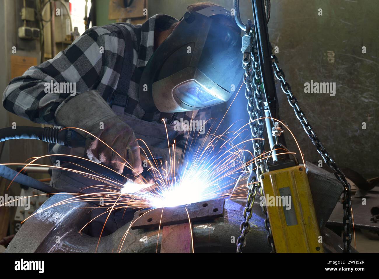 Schweißer in Schutzkleidung am Arbeitsplatz in einer Industrie Unternehmen im Stahlbau Stockfoto
