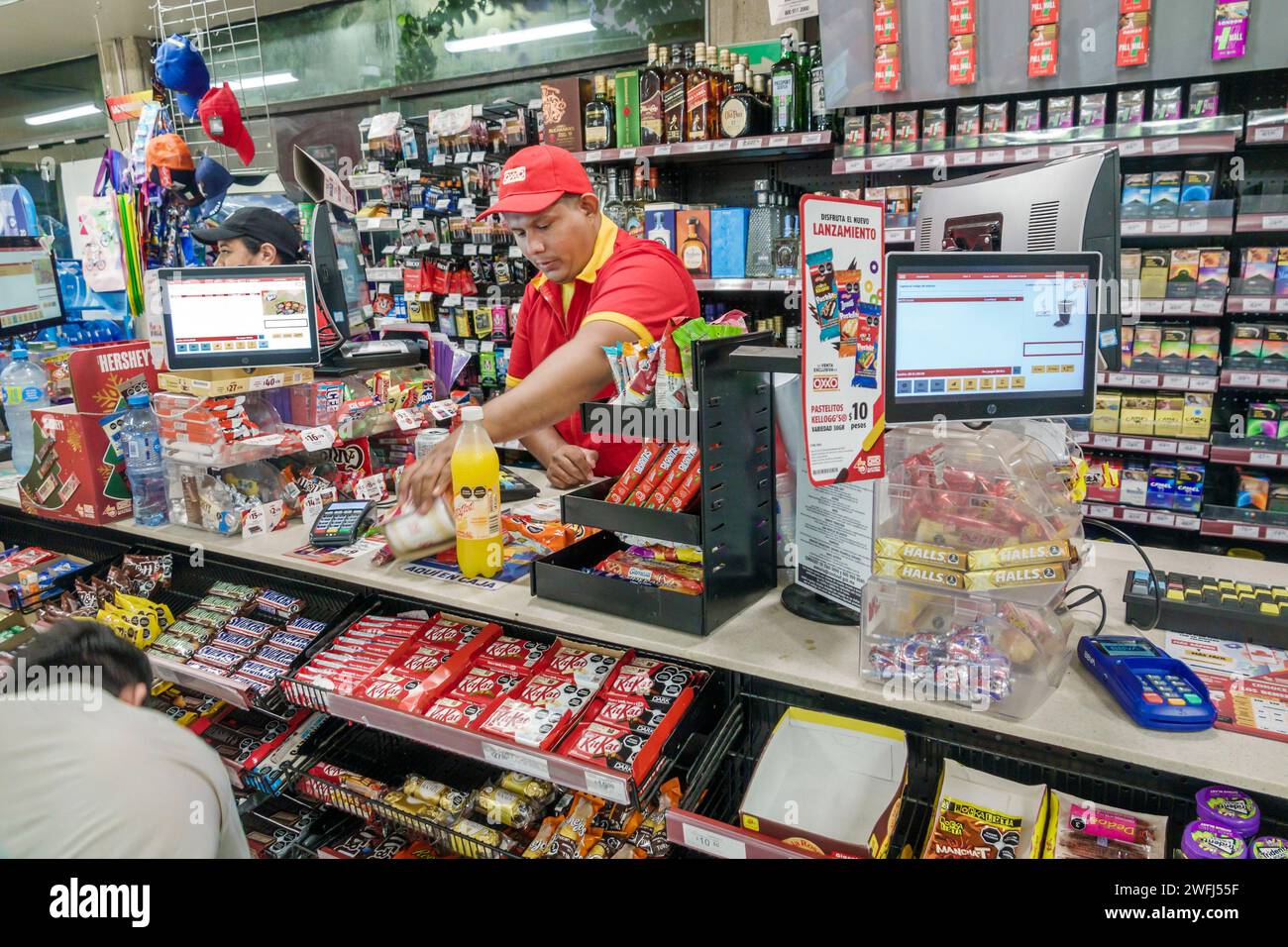 Merida Mexico, Centro, OXXO Convenience Food Store Business Bodega Supermarkt, Innenausverkauf Ausstellungsregale, Mann Männer männlich, Erwachsene Erwachsene, Resident Resid Stockfoto