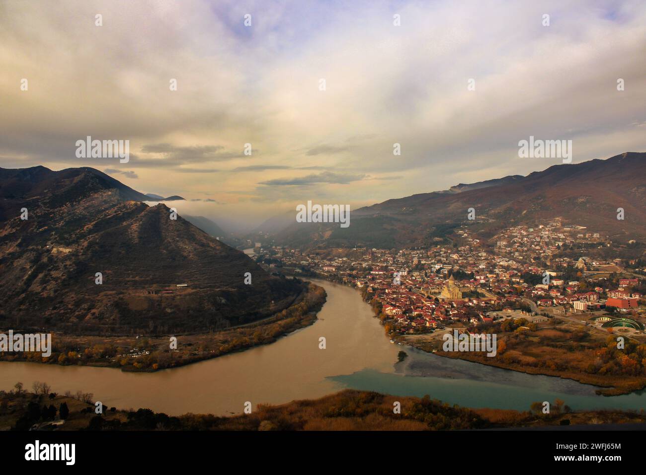 Mzcheta ist eine kleine Stadt in Georgien. Herbstlandschaft mit Stadt und Bergen. Zwei Flüsse vereinen sich zu einem. Stockfoto