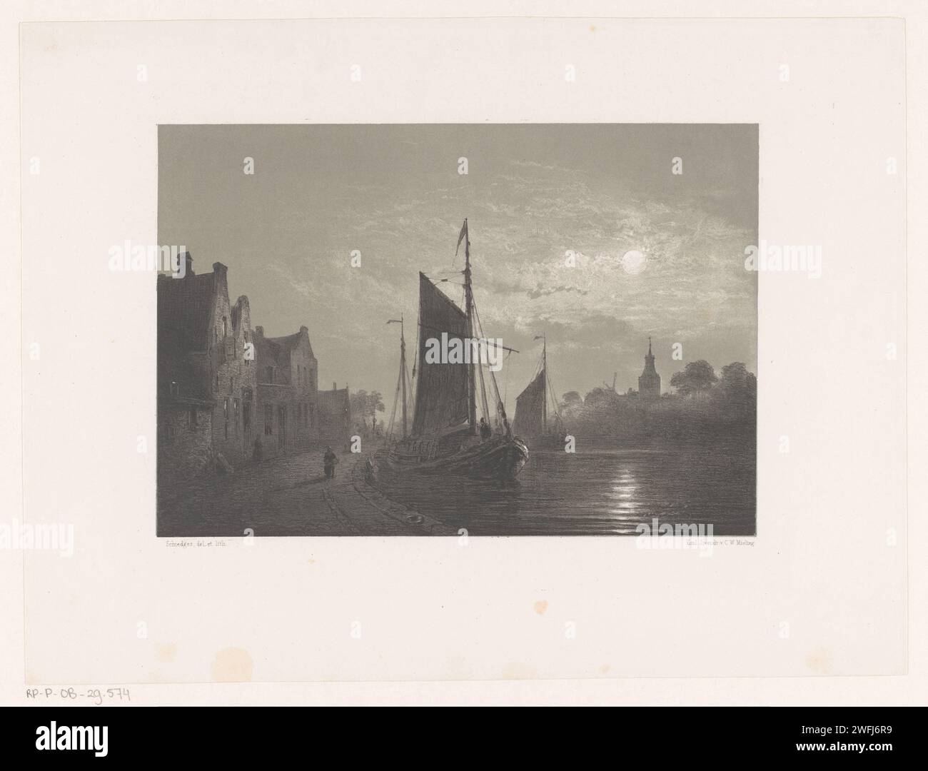 Segelboote entlang eines Kais bei Moonlight, Petrus Paulus Schiedges (I), 1847 - 1865 drucken zwei Segelboote auf dem Wasser entlang eines Kais. Linke Häuser, rechts im Hintergrund Bäume, Kirchturm und Mühle. Das Haager Papier Segelschiff, Segelboot. kai Stockfoto