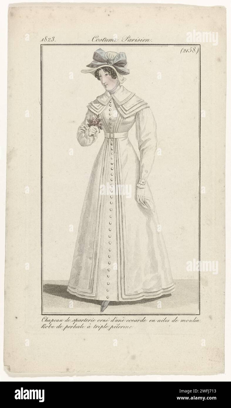 Journal of the Ladies and Fashion, Pariser Kostüme, 1823, (2158): Hut von Sparteri (...), Anonym, 1823 stehende Frau in einer Dressist (Perkal)-Ankleiderin mit dreifacher Pelerine. Auf dem Kopf ein Hut aus 'Sparterie' (geflochtene Pflanzenfasern), verziert mit einem Koch 'und Ailes de Moulin'. Der Druck ist Teil des Modemagazins Journal des Dames et des Modes, herausgegeben von Pierre de la Mésangère, Paris, 1797–1839. Pariser Papiergravur von Modetafeln. Kopfbedeckung: Hut (+ Damenbekleidung). Kleid, Kleid (+ Damenkleidung). Kleidung für den oberen Körperteil (MANTELET) (+ Damenkleidung). Ausschneiden Stockfoto