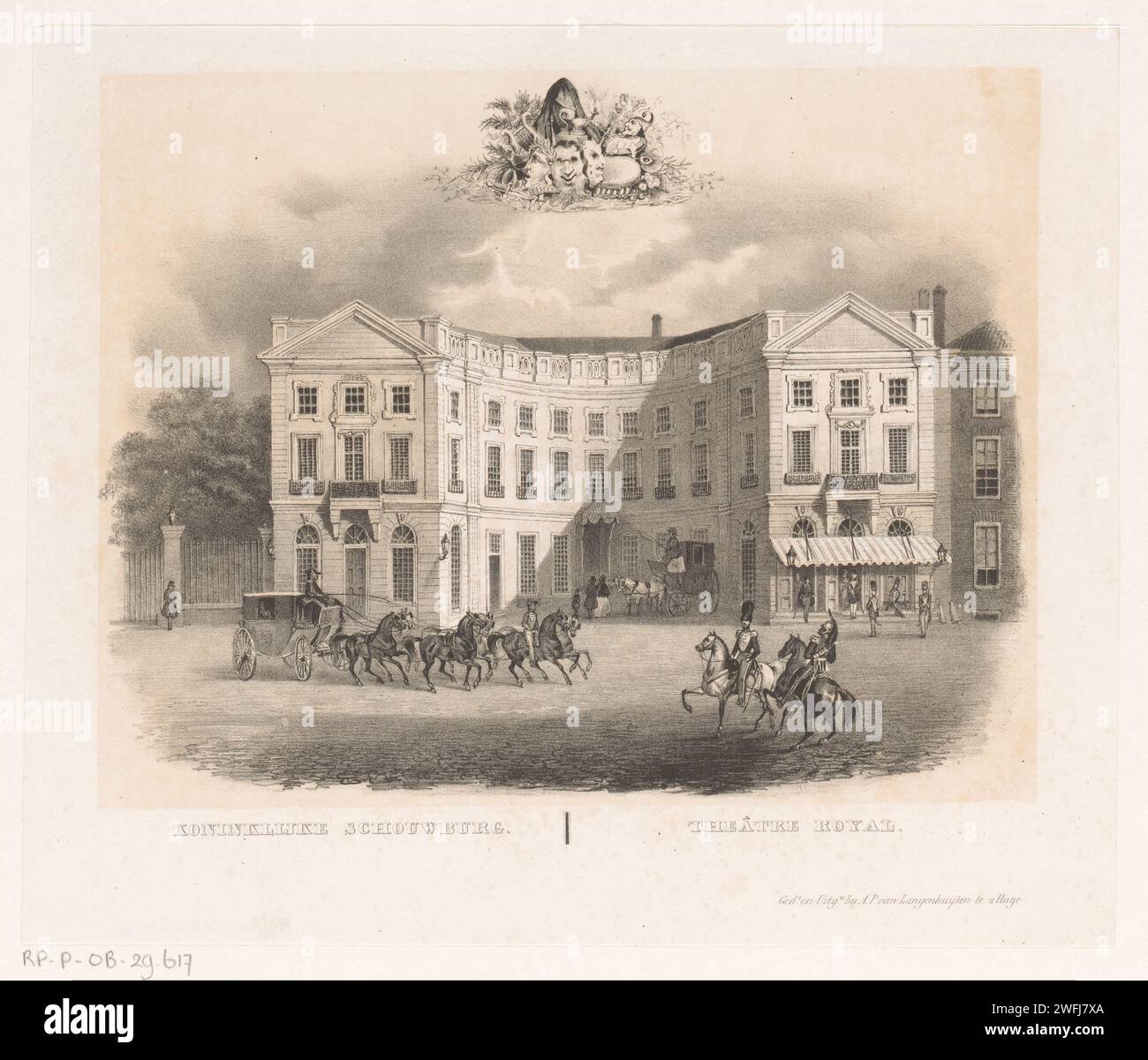 Royal Schouwburg in den Haag, Unbekannt, H.F. Soeterik (abgelehnte Attribution), 1830 - 1846 Print Ansicht der Koninklijke Schouwburg in den Haag. Auf dem Platz fuhren Reiter und eine Kutsche durch Pferde. Das Haager Papiertheater (Gebäude) Royal Schouwburg Stockfoto