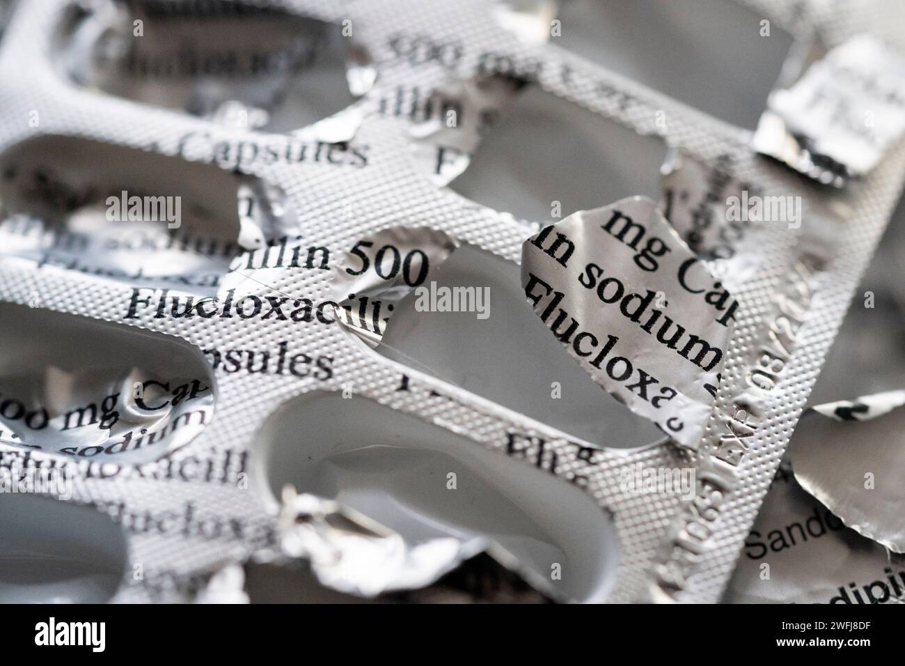 Ein Detail von silbernen Medikamentenfolien, die einst 500 mg Flucloxacillin Kapseln pharmazeutische Produkte enthielten, am 31. Januar 2024 in London, England. Flucloxacillin ist ein Antibiotikum, das zu einer Gruppe von Arzneimitteln gehört, die Penicilline genannt werden. Stockfoto