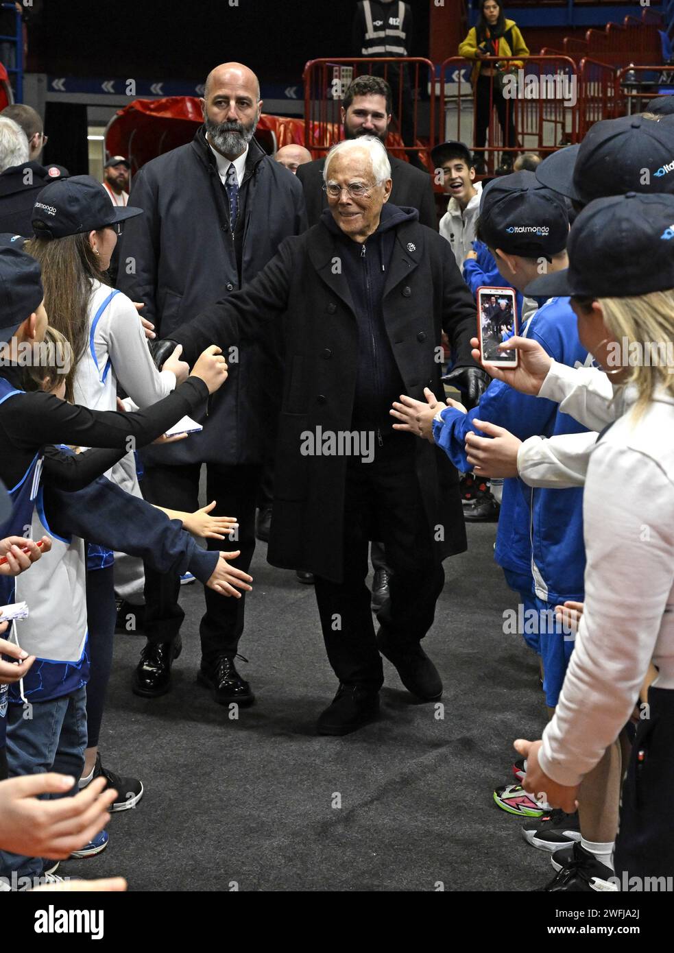 Giorgio Armani, Inhaber des Basketballteams Emporio Armani Olimpia Milano, begrüßt die Kinder bei seiner Ankunft in der Arena Forum in Mailand Stockfoto