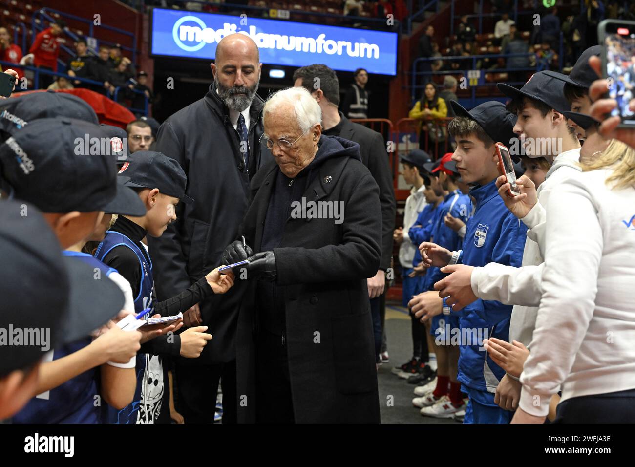 Giorgio Armani, Inhaber des Basketballteams Emporio Armani Olimpia Milano, begrüßt die Kinder bei seiner Ankunft in der Arena Forum in Mailand Stockfoto